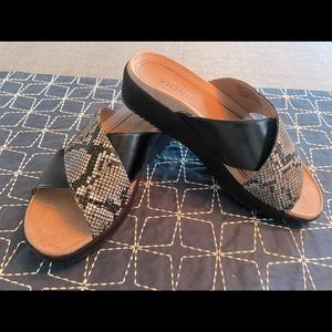 NEW IN BOX Vionic slides size 7.